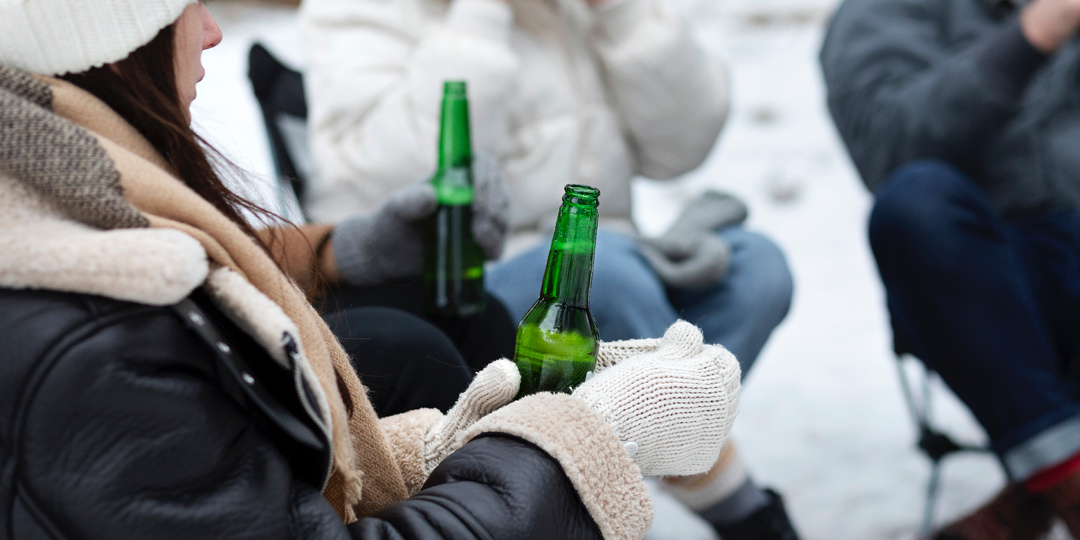 Почему зимой чаще хочется выпить — и как не попасть в этот цикл