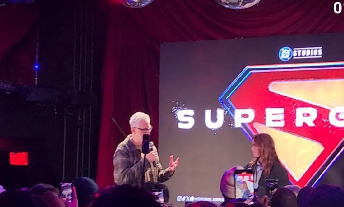 Джеймс Ганн беседует с Милли Олкотт о Супергёрл в Artspace в отеле Public в Нью-Йорке 7 декабря 2025 года. Фильм будет стремиться придать персонажу новое, более человечное и неоднозначное направление, когда он выйдет в июне.