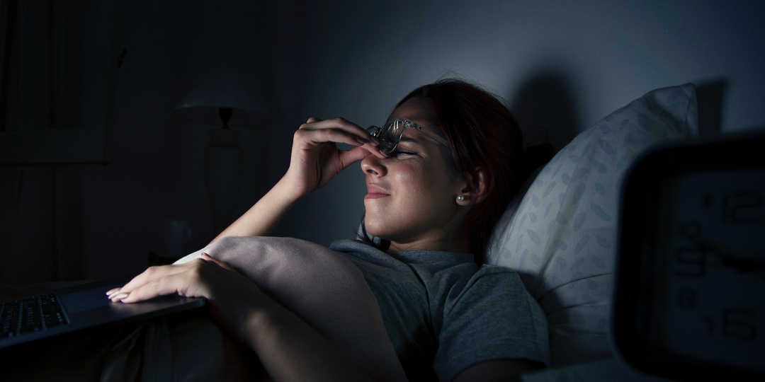 Почему тревога накрывает именно вечером: тихий саботаж мозга перед сном