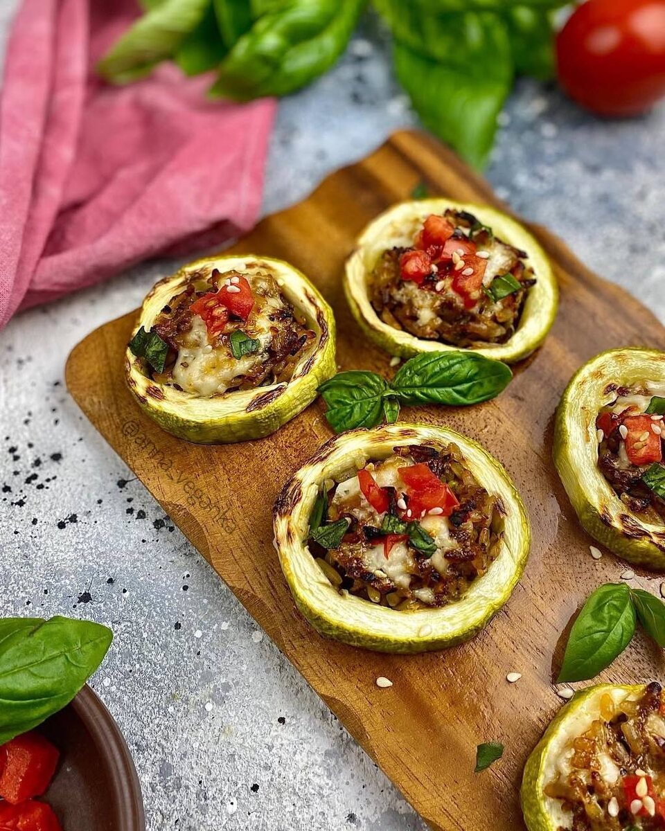 Мои фаршированные кольца кабачков с рисом и соевым фаршем - вкусное блюдо из моего детства,  адаптированное в веганский рецепт