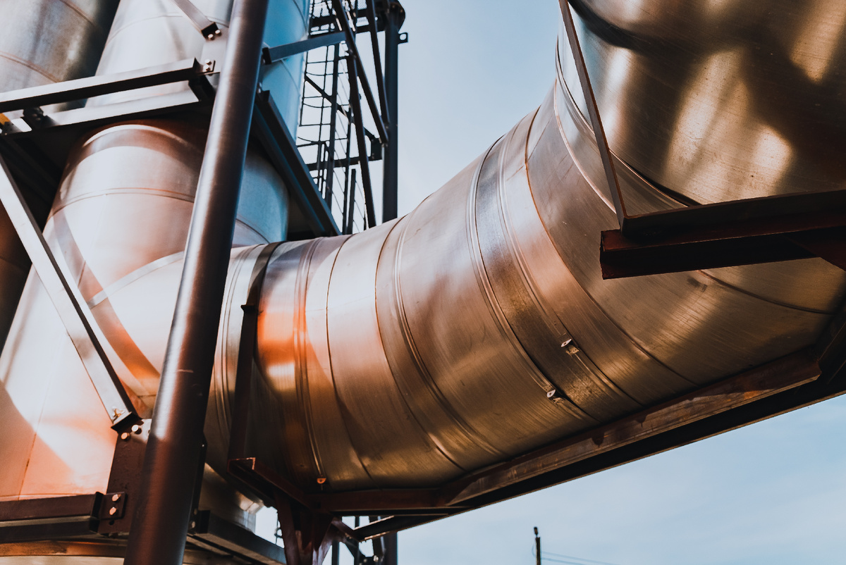 На фото ферменная дымовая труба высотой 40 метров.  Диаметр дымовых труб: 1700/1800мм, толщина металла 2,0/1,5 мм