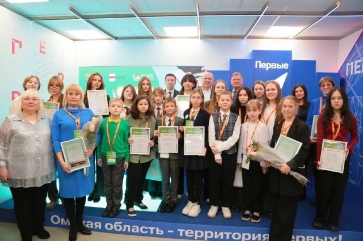    Мэр Омска Шелест наградил победителей конкурса «Омская линия»