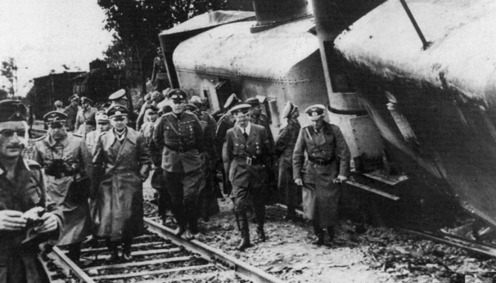 Гитлер осматривает взорванный польский бронепоезд 1939г./ Фотография из открытых источников в интернете