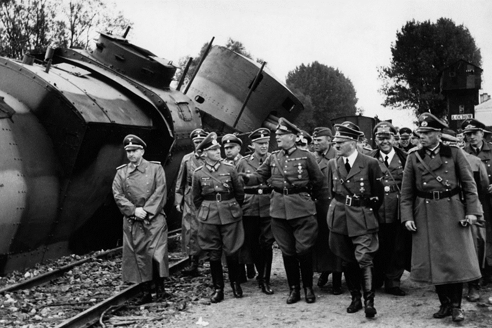 Осмотр польского бронепоезда 1939г. руководством Третьего Рейха/ Фотография из открытых источников в интернете