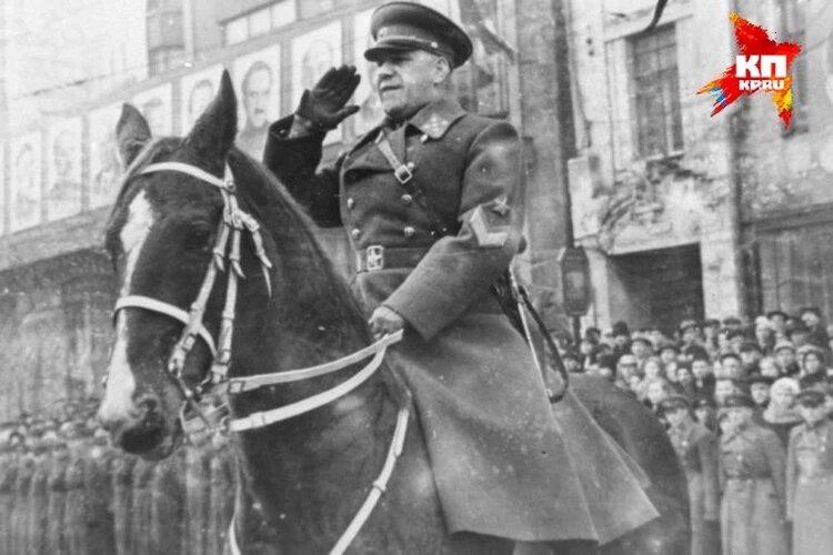 В 1951-м году в Свердловске Георгий Жуков принимал первомайский парад на коне по кличке Мальчик. Этот норовистый жеребец ухитрился сбросить с себя бывшего маршала на глазах у тысяч уральцев. Однако Жуков не растерялся и тут же вернулся в седло