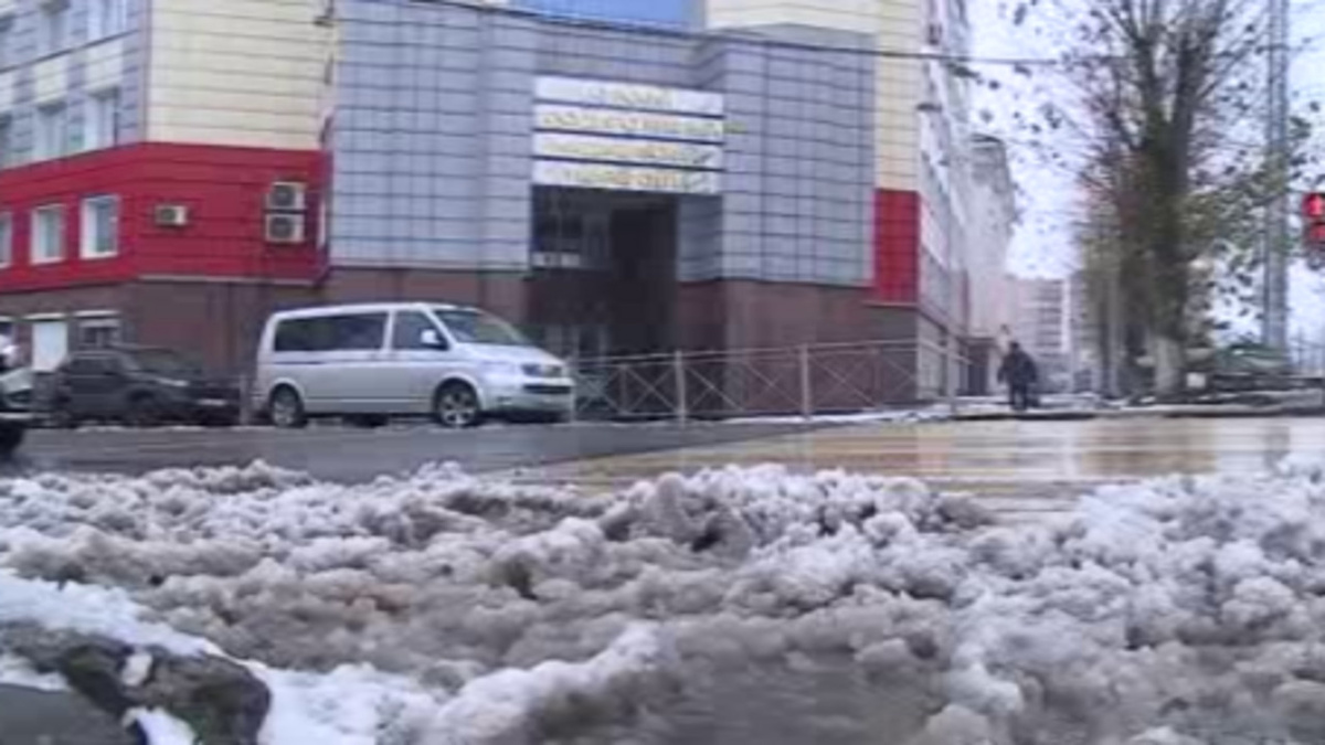    Первый снег недолго радовал курян