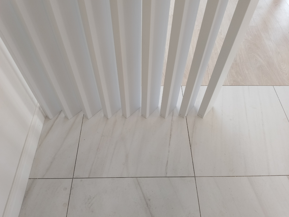 Реечная перегородка в эмали белой вариант скрытого крепежа