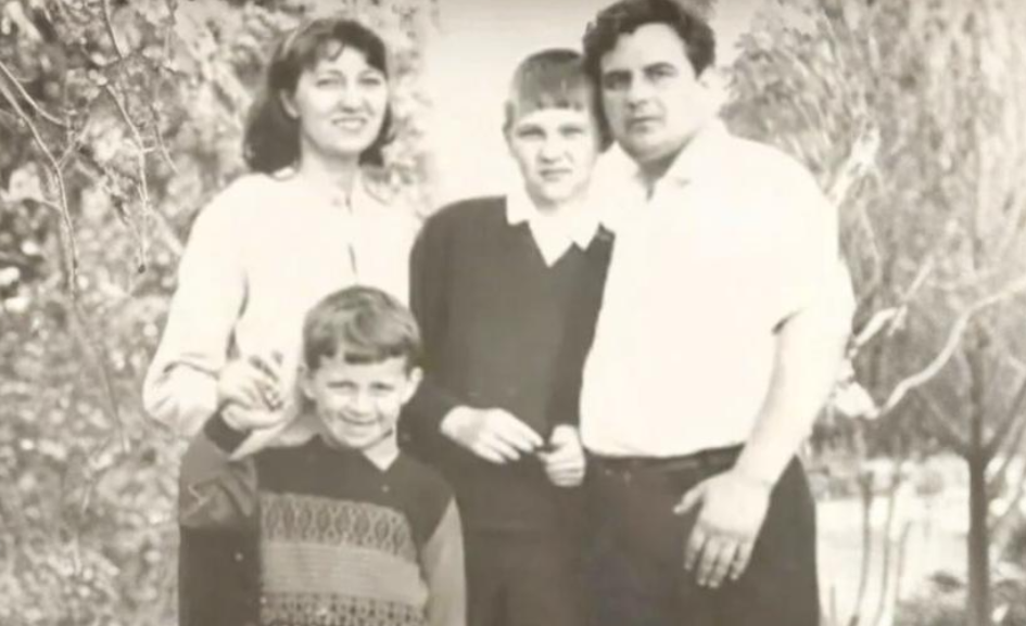 Николай с родителями и старшим братом