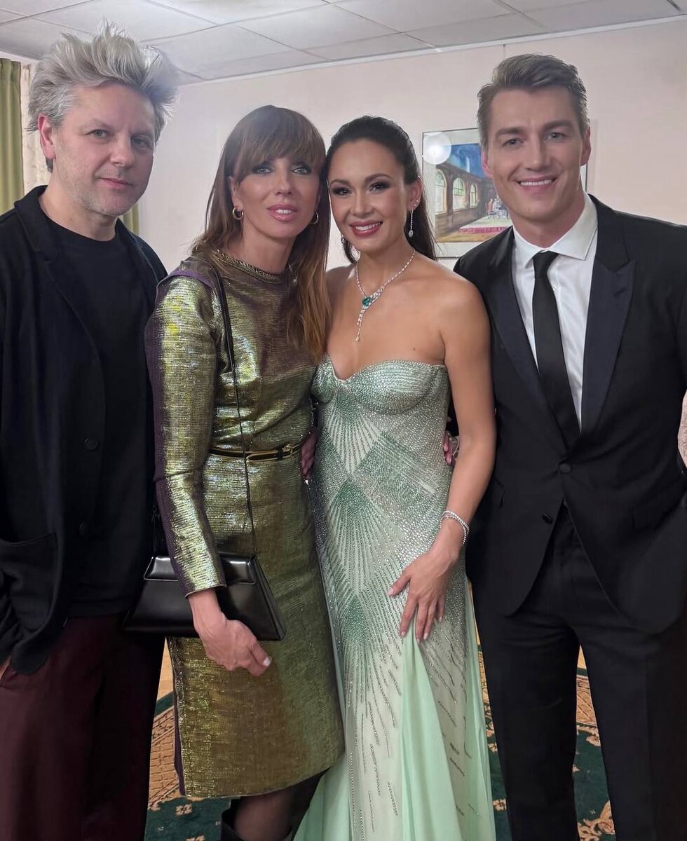 "Обновленная" Светлана Бондарчук и Аида Гарифуллина с мужьями. Фото: соцсети
