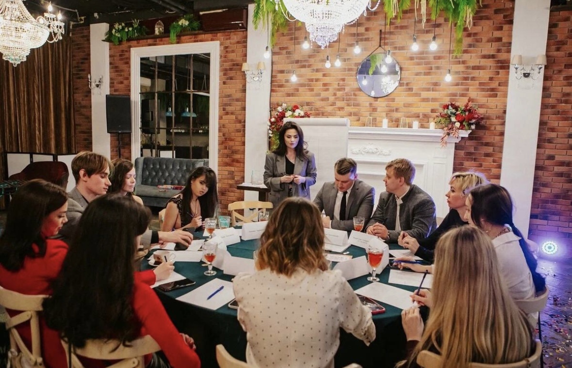 Одна из встреч в Москве — момент, когда я впервые делюсь набросками одной из глав будущей книги «Материализатор. Жизненные сценарии».