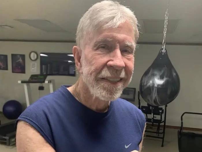 85-летний Чак Норрис поделился селфи из спортзала, и интернет отреагировал на это своими лучшими шутками