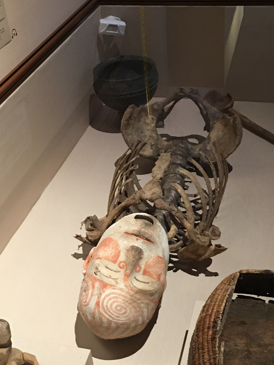 Маска с росписью на голове женской мумии (скелета) 3 век н.э. Хакасия