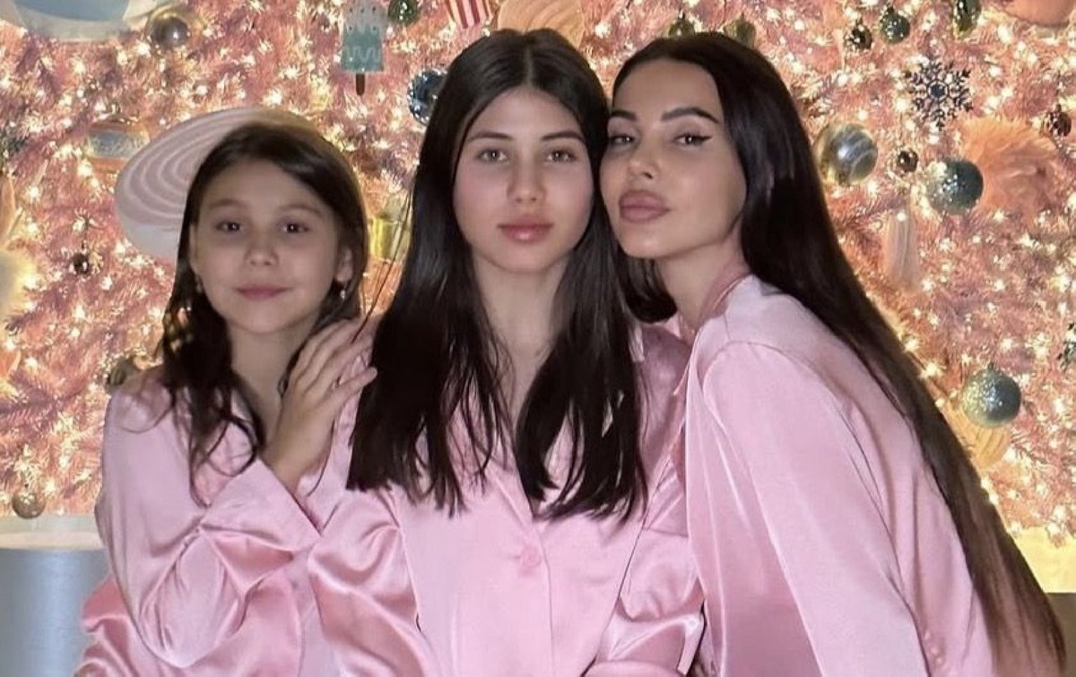   Оксана Самойлова с дочерьми (Фото: Instagram* / @samoylovaoxana)