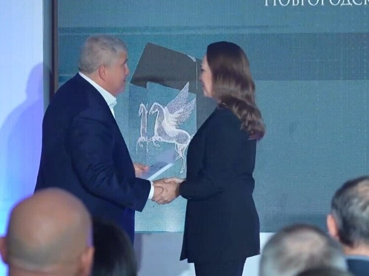     Обладательницей премии в главной номинации «Своих не бросаем» шеф-стала редактор Новгородского областного телевидения Арина Аксенова. Фото: скриншот видео из telegram-канала губернатора Новгородской области Александра Дронова