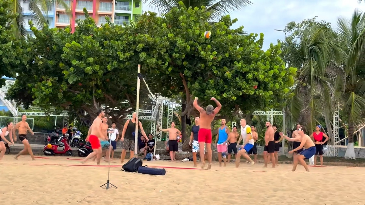 Русские на пляже в Нячанге играют в волейбол