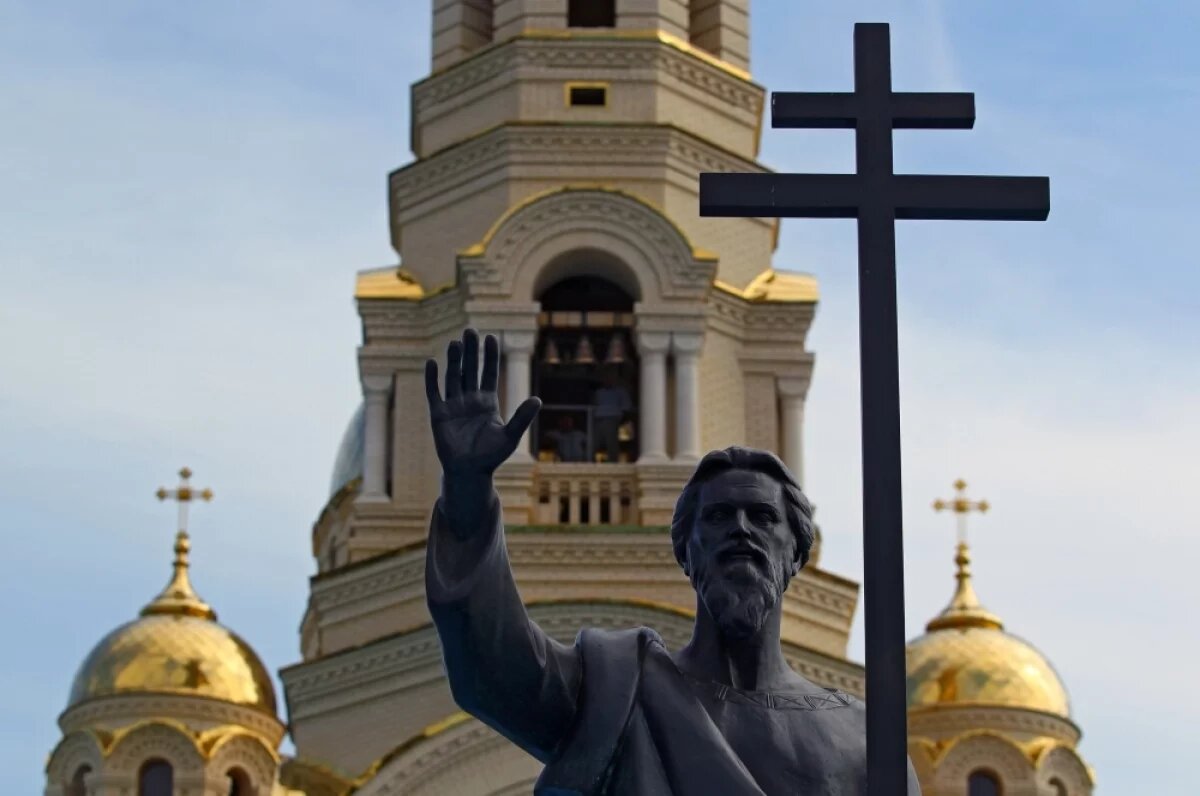    Памятник Святому Апостолу Андрею Первозванному, установленный в поселке Атяшево в Мордовии.