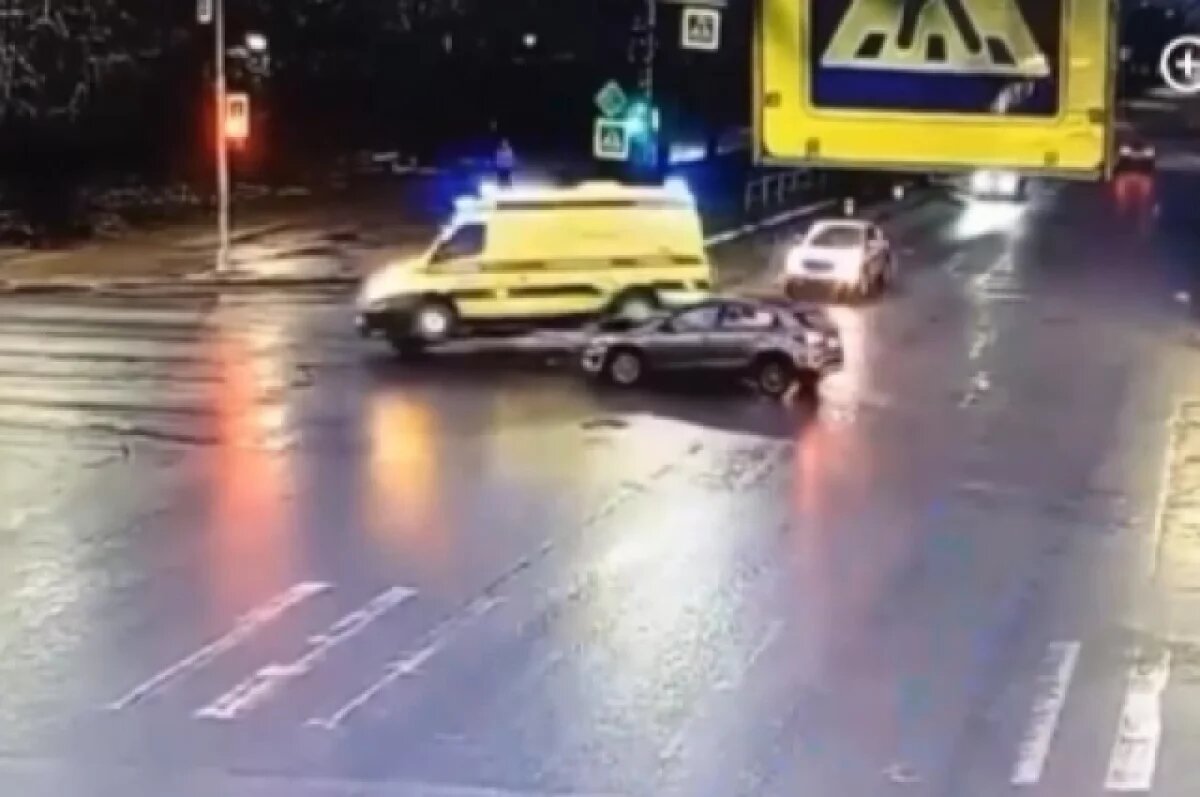    Реанимобиль перевернулся в Кингисеппе после лобового удара с легковушкой