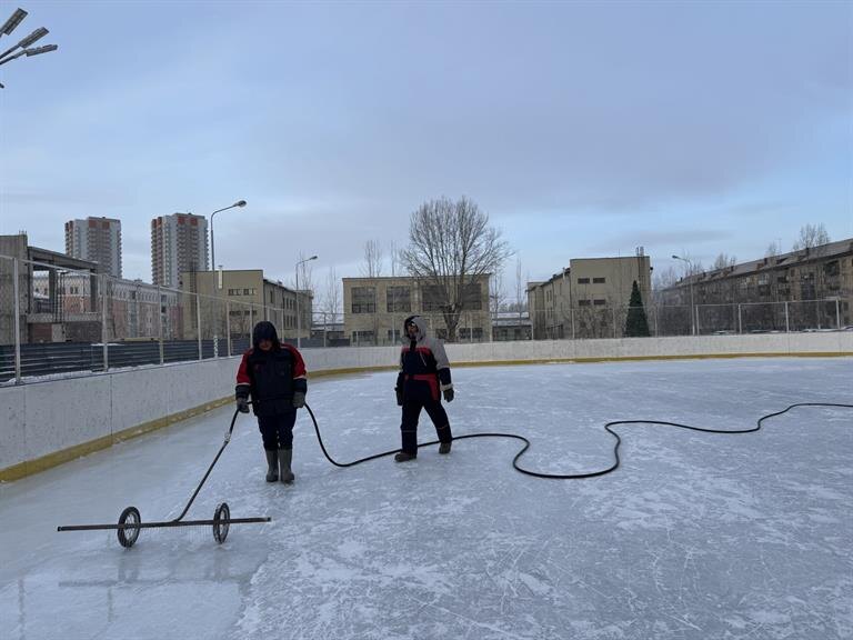 Заливают каток в одном из дворов