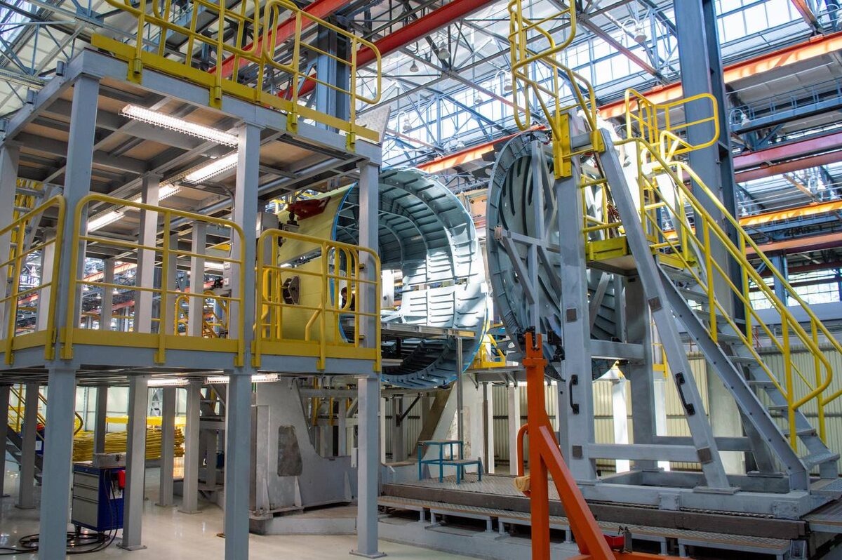 Сборка первого подкилевого отсека на заводе "Сокол"