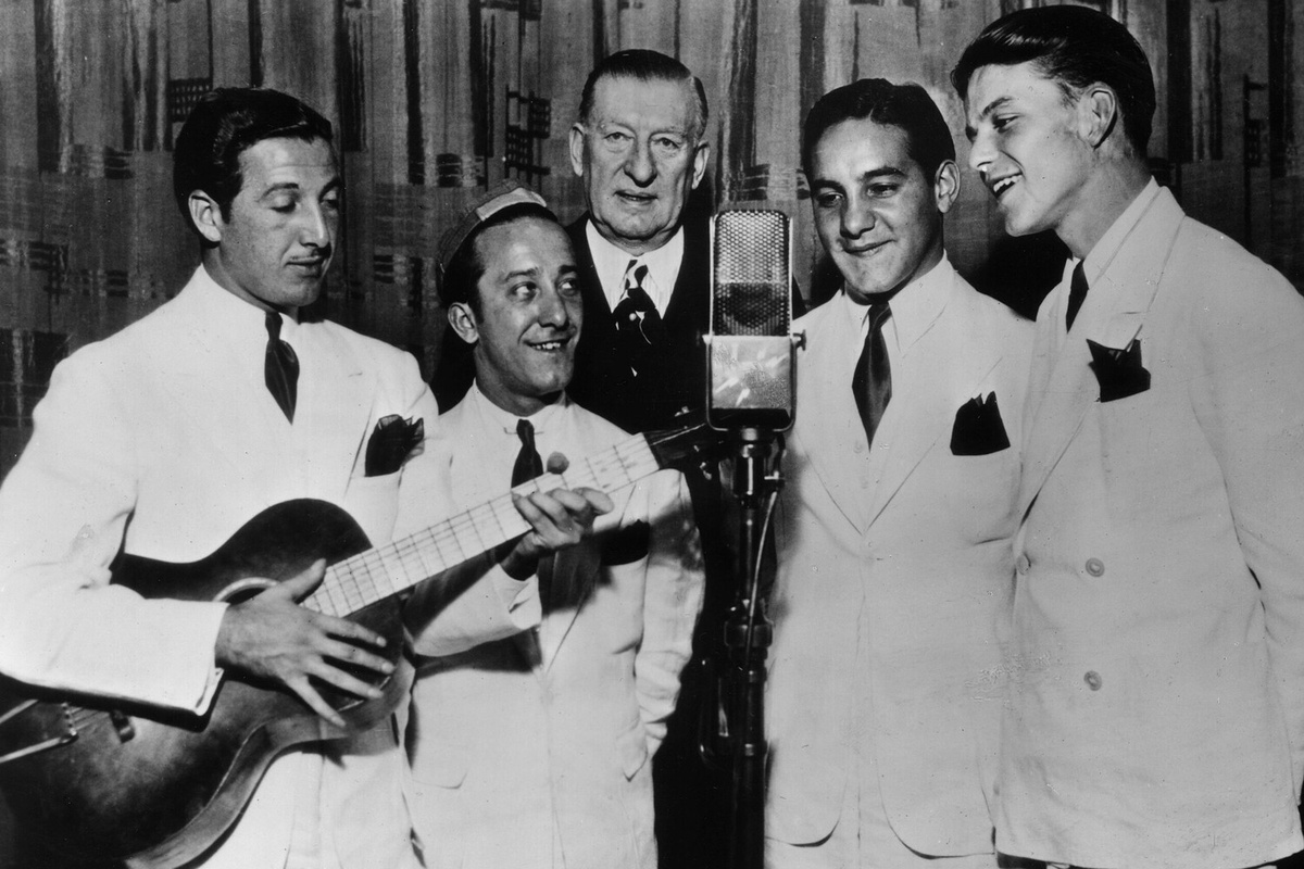 Фрэнк Синатра (первый справа) в ансамбле Hoboken Four, 1935 год ©CBS Television  📷