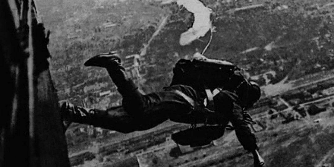 Упал с 6000 метров без парашюта и встал на ноги: что услышали радисты за секунду до удара советского истребителя