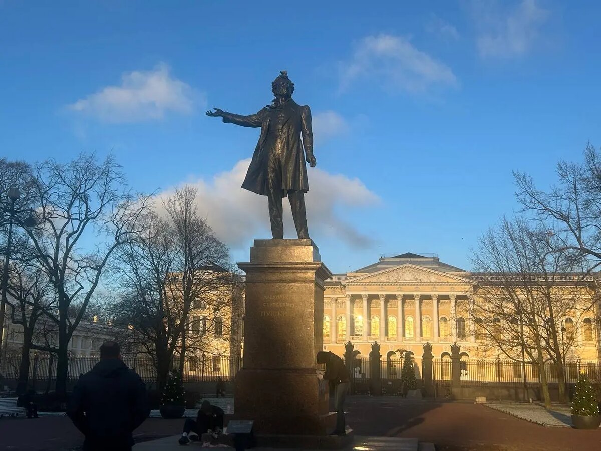    Памятник А.С.Пушкину на площади Искусств. Фото: Мойка78