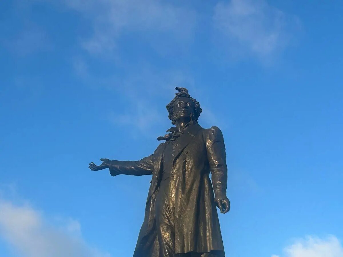    Памятник А.С.Пушкину на площади Искусств. Фото: Мойка78