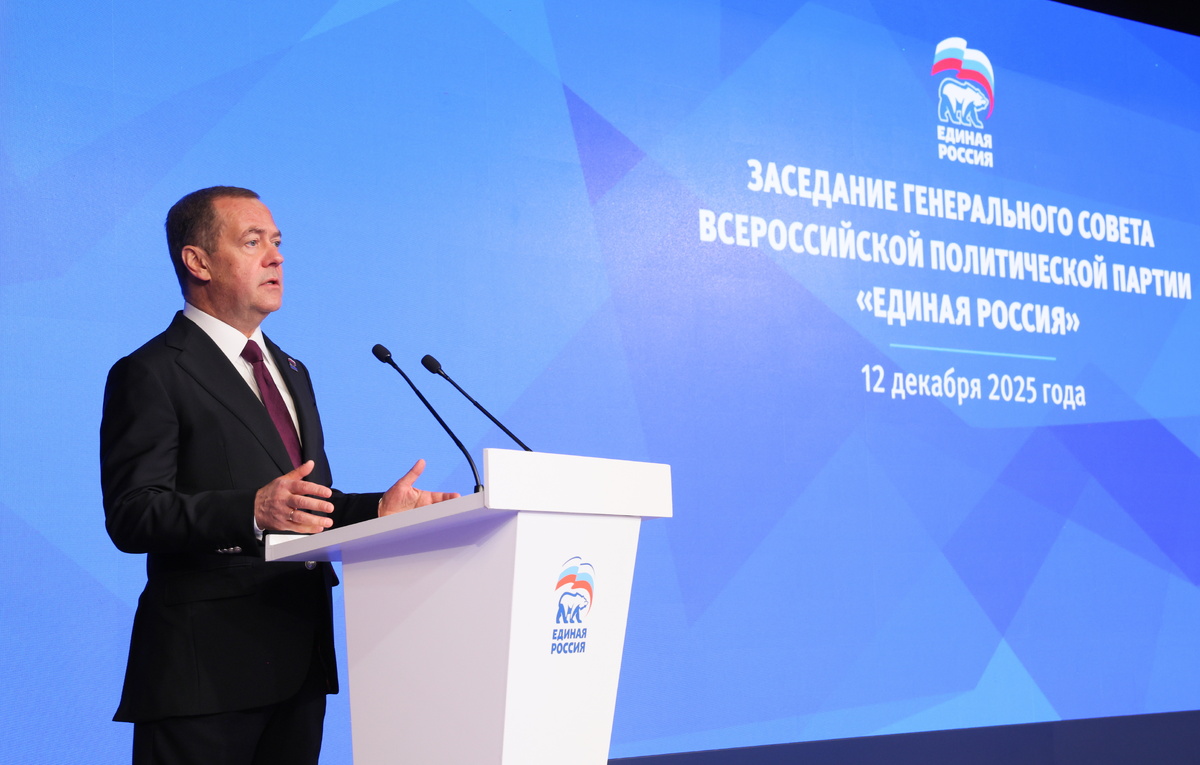    Заместитель председателя Совета безопасности РФ, председатель партии "Единая Россия" Дмитрий Медведев  Екатерина Штукина/POOL/ТАСС