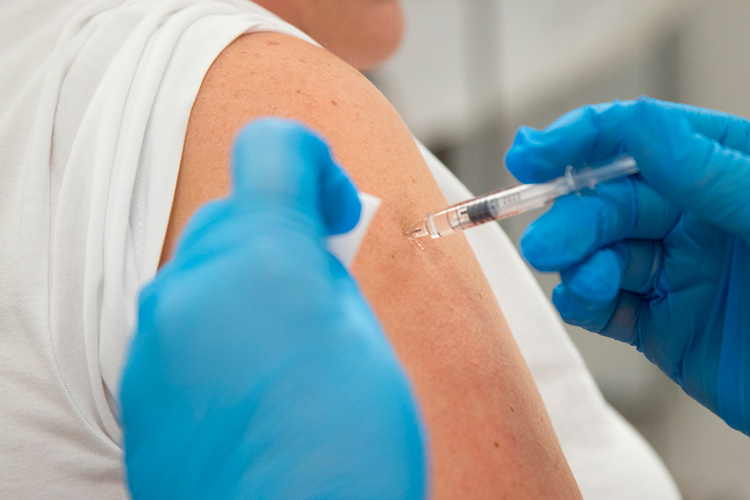    Нужно успеть защититься от гриппа: по словам главного внештатного инфекциониста Татарстана, прививаться желательно в начале сезона гриппа — в сентябре – октябре