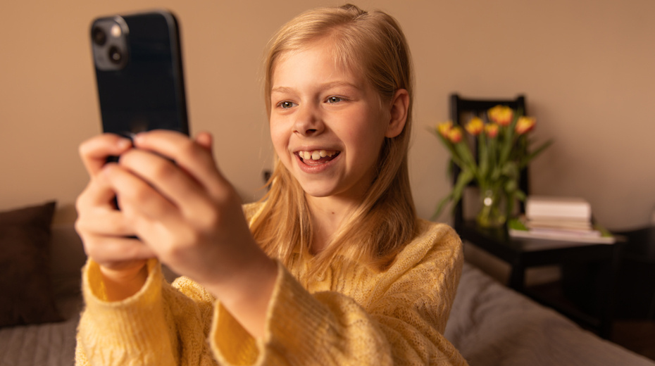 Аферисты массово блокируют у детей смартфоны. Как им это удаётся?