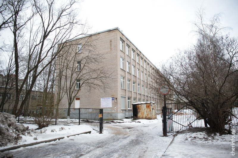    Школа находится на проспекте Победы, 147. Капремонт идет здесь с ноября, сейчас проводят демонтаж