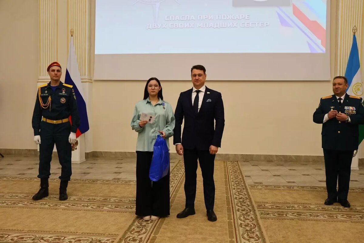     Янғында бар туғандарын ҡотҡарған Алинаға миҙал тапшырҙылар