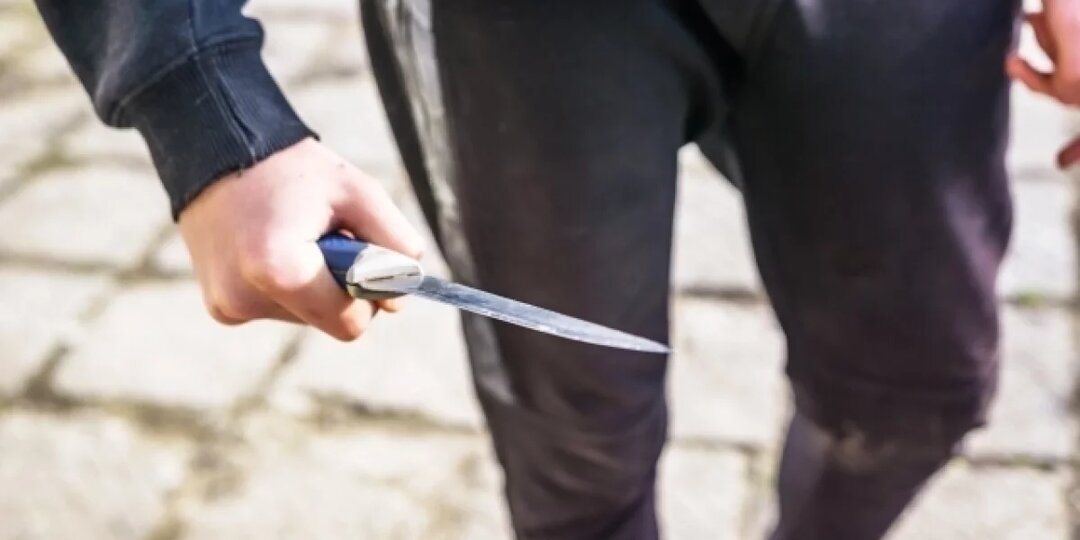 Хуже пистолетов. Мужчина чуть не отрезал язык другу из-за сплетен о сестре