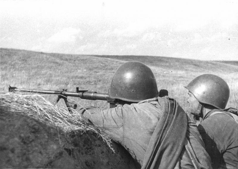 Советские бронебойщики, фотография приведена для иллюстрации