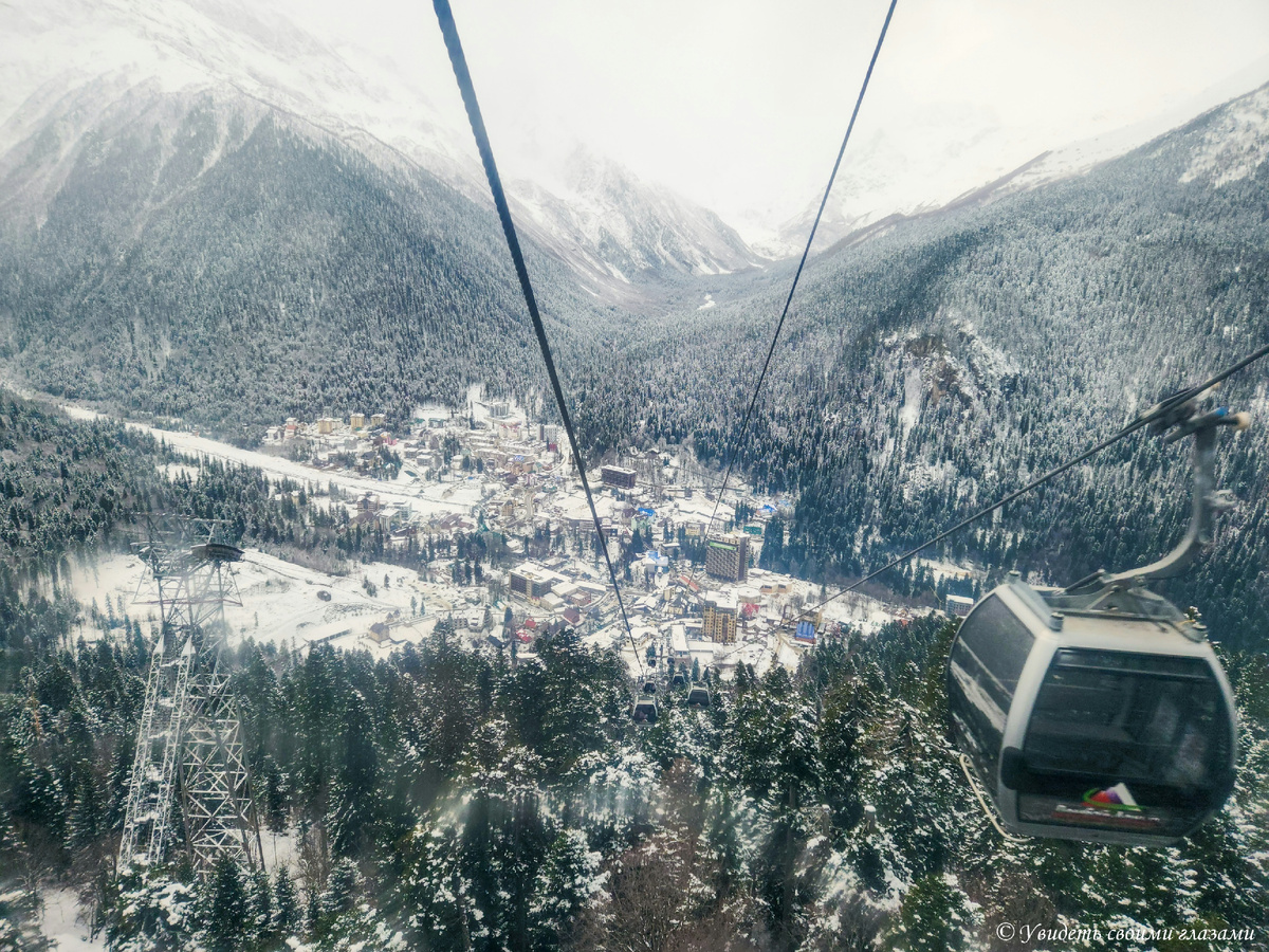 Вид на посёлок Домбай из кабины новой канатной дороги