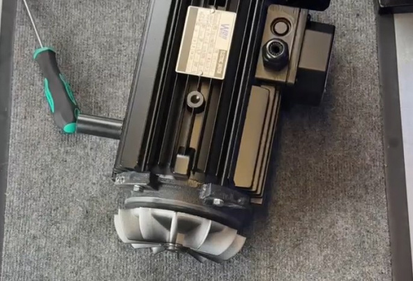 Снятая крышка вентилятора