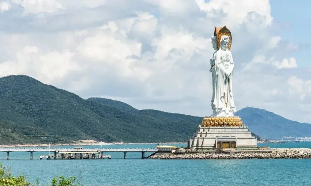    Статуя богини Гуаньинь на острове Хайнань символизирует милосердие, сострадание и защиту. Фото: предоставлено туроператором «Русский Экспресс»