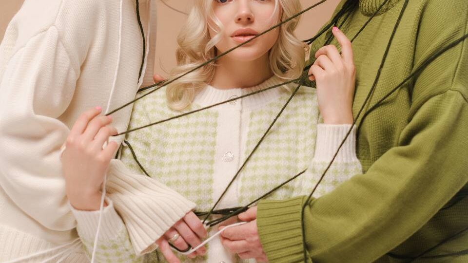 Смотря на эти снимки, хочется вас спросить: а какие черты своей мамы или бабушки вы замечаете в себе чаще всего? И что из этого вы хотите