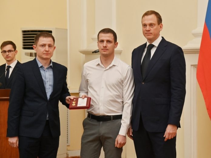 Губернатор Павел Малков вручил знак «Доброволец Рязанской области» сыновьям Владимира Шустрова Владиславу и Дмитрию