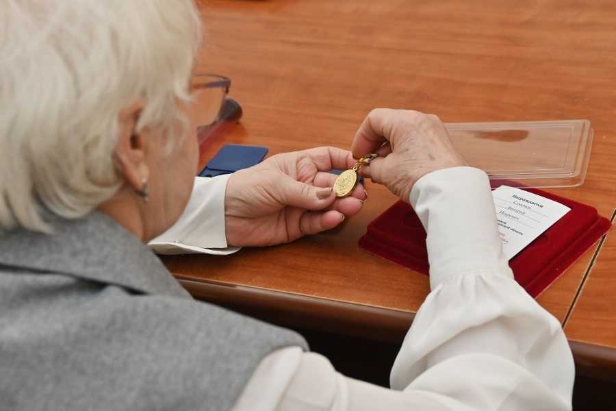 Мама Дмитрия Семёнова Елена Николаевна с наградой сына