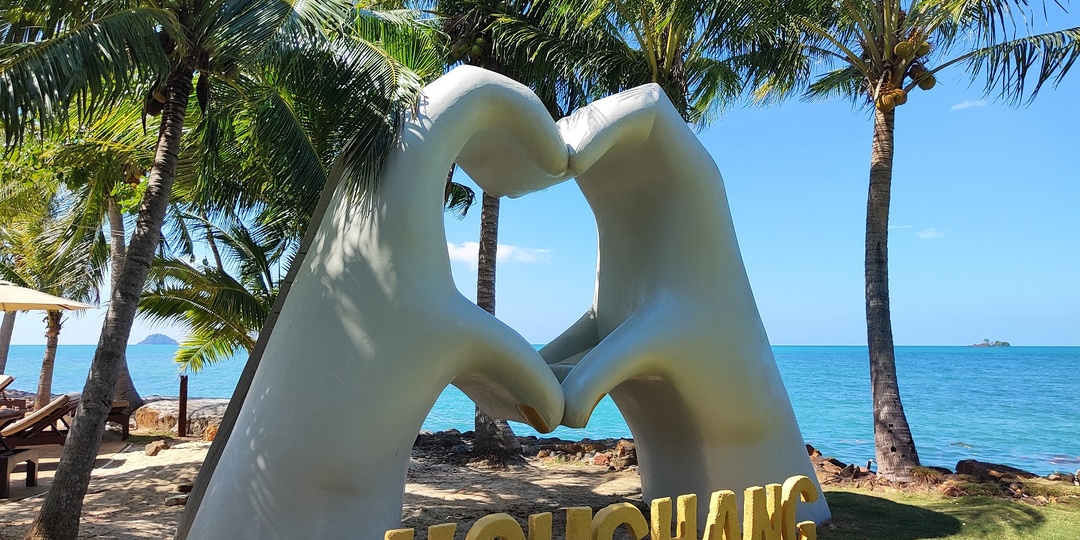 Дневник зимовки на острове Чанг. День 24: тропический ливень, самый популярный пляж острова White Sand, необычный магазин и яркий закат