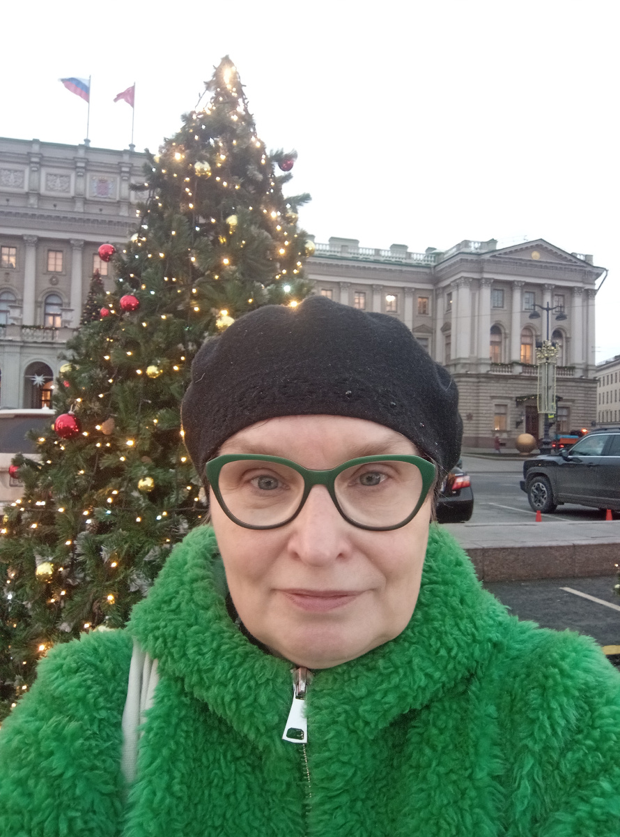 На фоне елки у Мариинского дворца