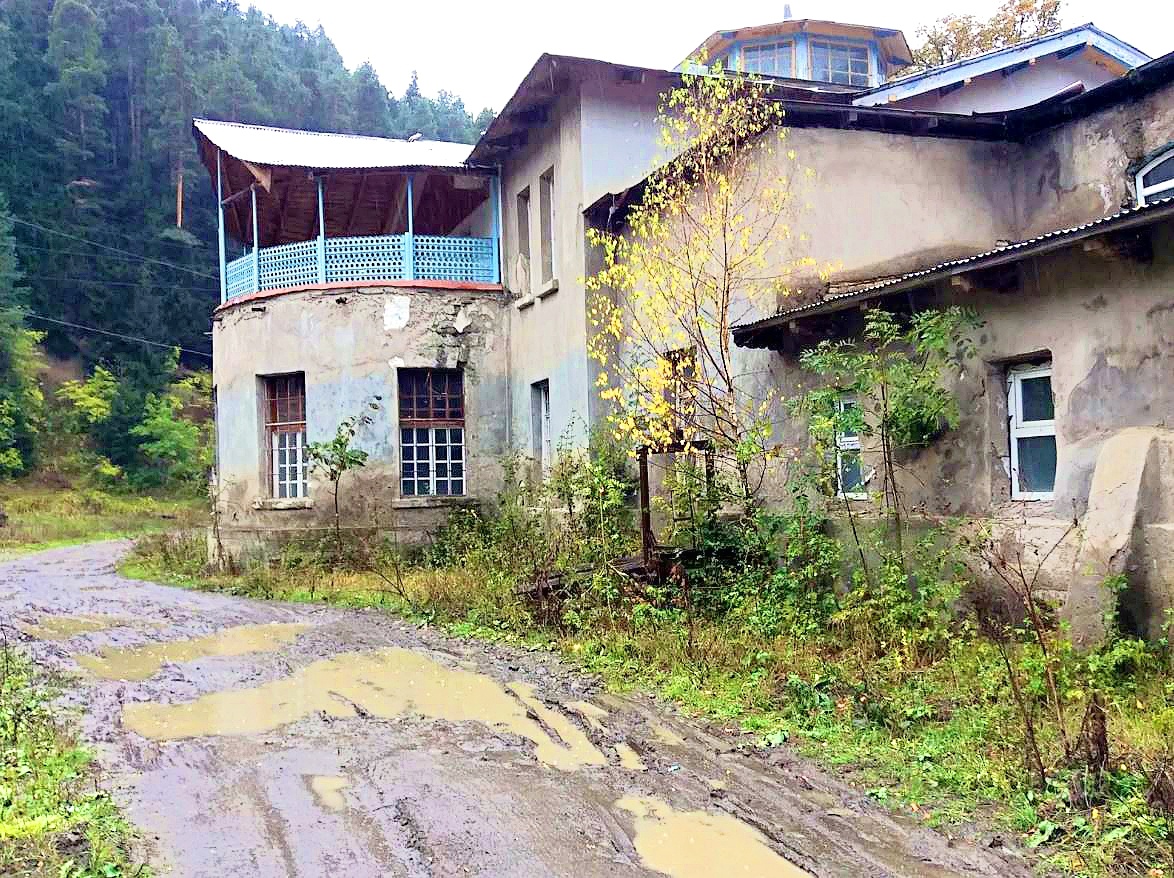 Царское здание с бассейнами, действующее до сих пор