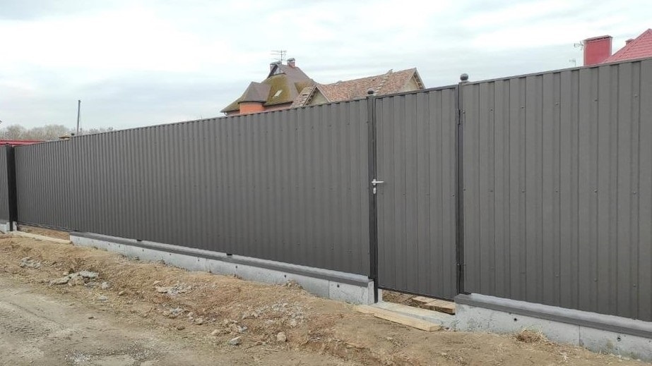 Редактировать карусельКакой забор выбрать в 2026 году вам посоветуют наши менеджеры в компании «Заборофф»