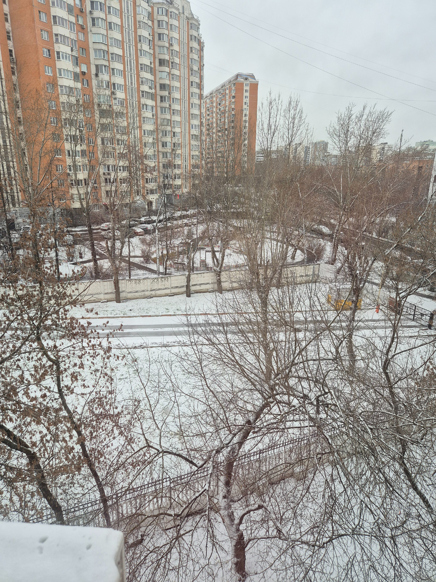 В Москве уже взираем на снег, в Габрово же пока выглядывает солнышко и временами до 13 градусов тепла, эхх.