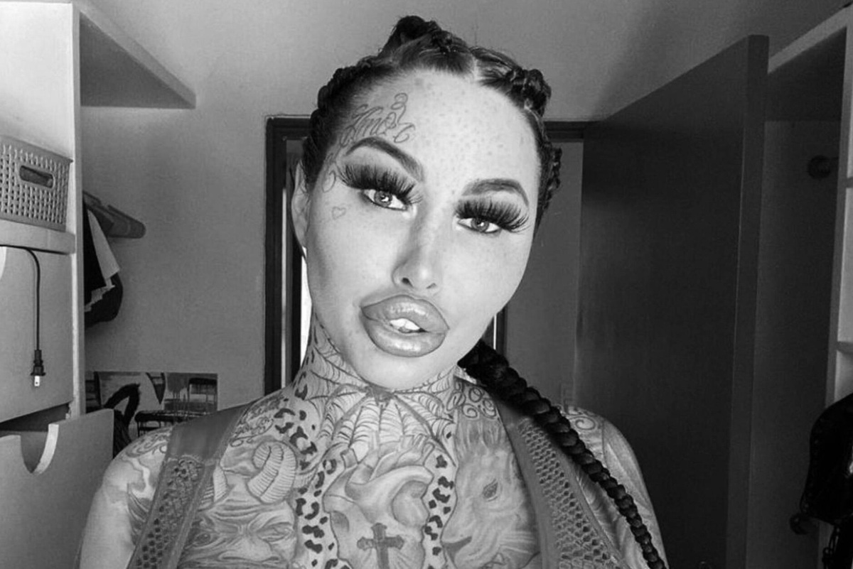     Погибла выпавшая с балкона 33-летняя жертва пластики Мария Магдалина, которую называли «живой надувной куклой»
