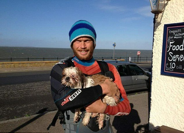 Английский спортсмен спас щенка на бурной реке