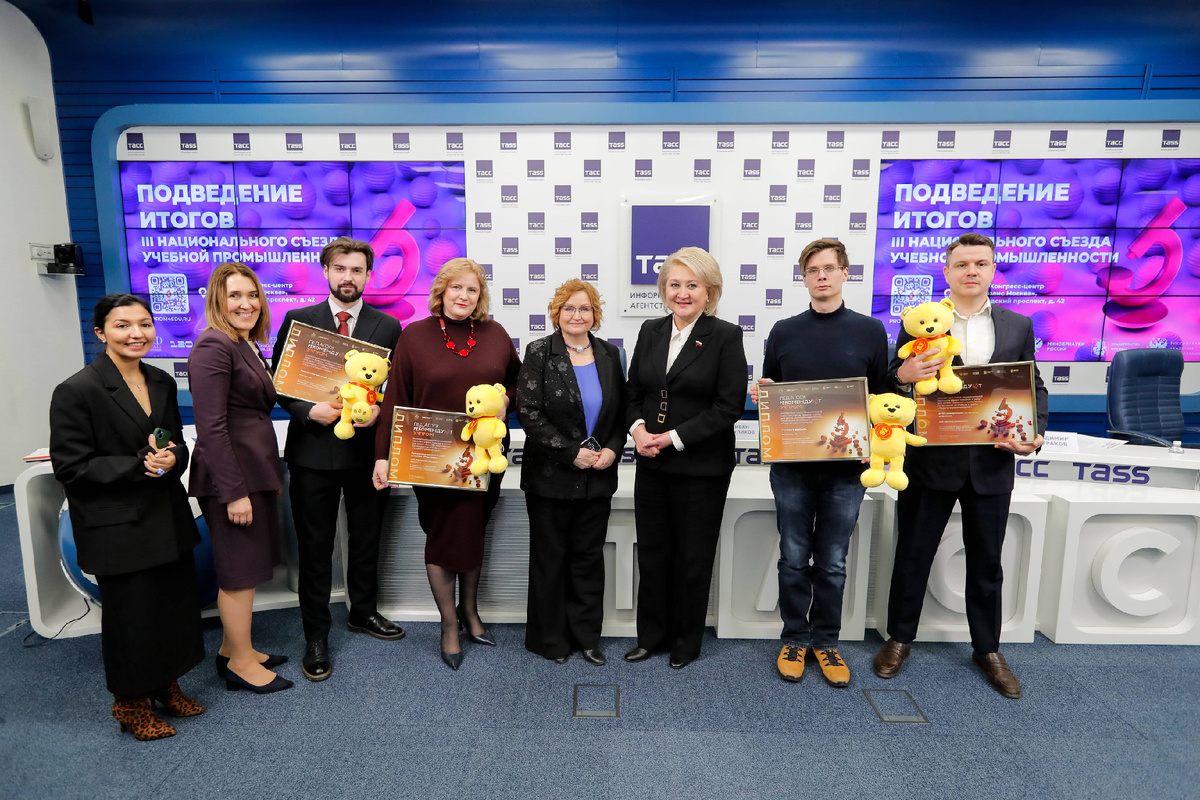 Общая фотография участников со вручение дипломов. VideoDoska получила награду за «Лучшее учебное оборудование и средства обучения»