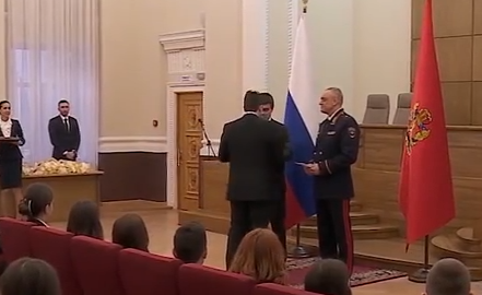     В правительстве края 37 школьников получили свои первые паспорта из рук губернатора