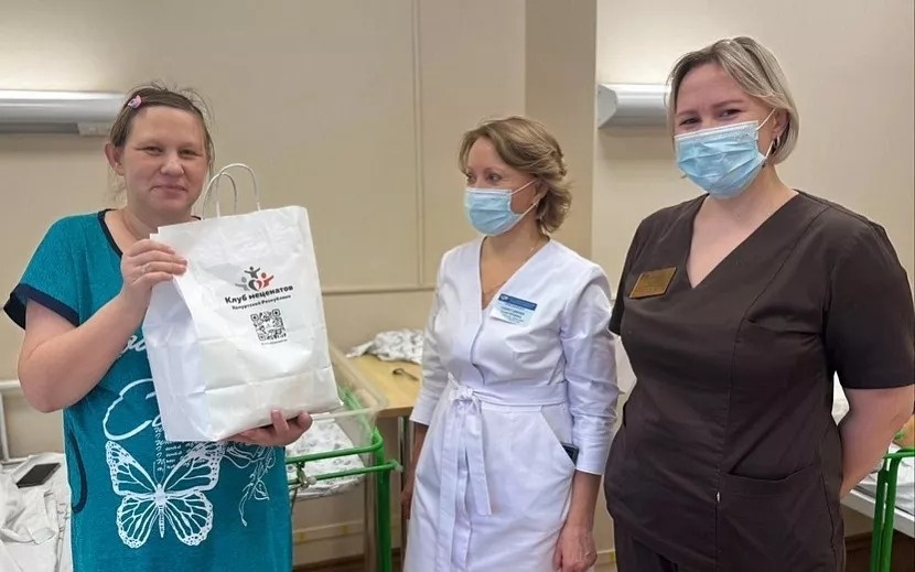  Счастливая мать (слева). Фото: vk.com/1rkbur